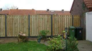 plaatsen van een schutting met betonpaal 9x9x270 met onderplaat 180x2.5x30 19 planks grenen schuttingdelen in best